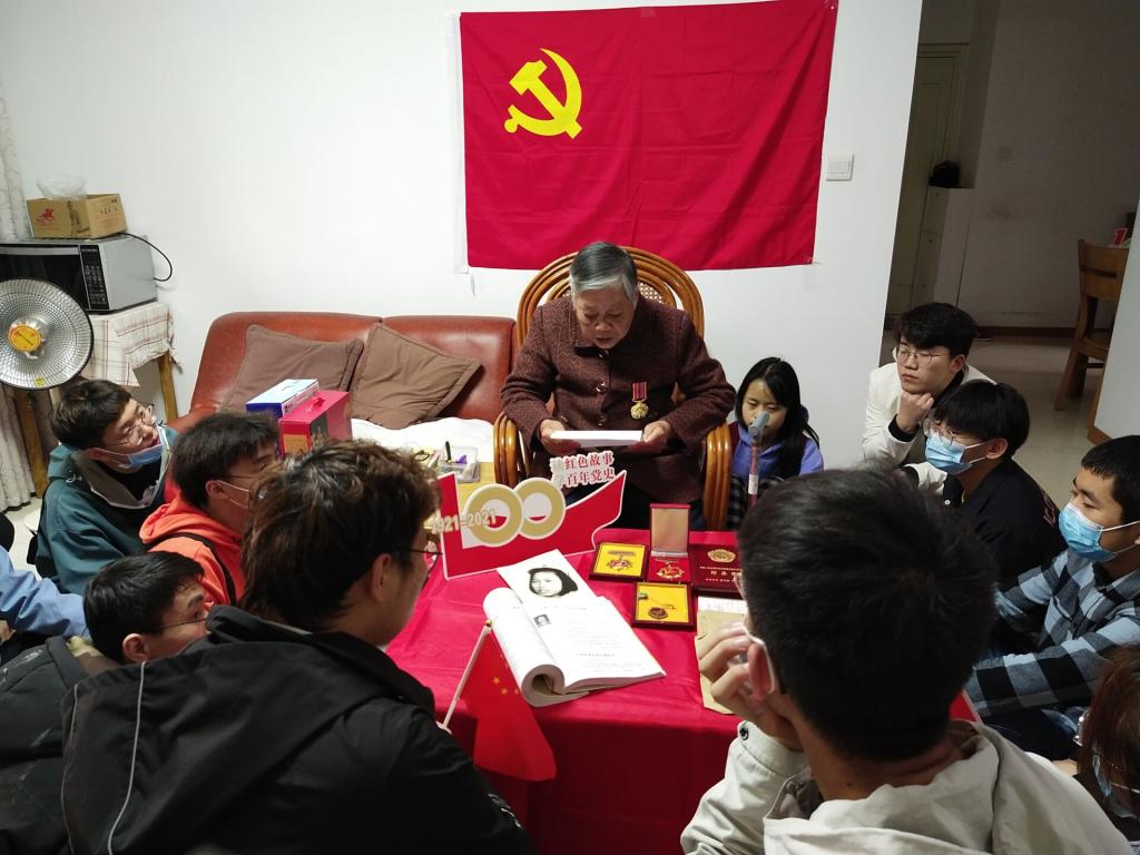 同学们认真聆听着老人的故事 同学们认真聆听着老人的故事